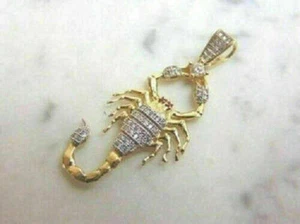Colgante de escorpión de diamantes de corte redondo de 0,55 quilates enchapado en oro amarillo de 14 quilates - Imagen 1 de 3