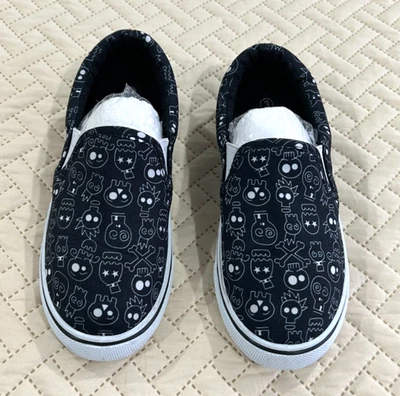 Tênis slip on para crianças tamanho 3 preto com padrão branco de caveiras e ossos cruzados. - Imagem 1 de 4
