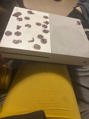 Xbox One S (500GB) – Powers On Then Shuts Off After 10 Seconds – For Parts or Re - Image 1 of 4