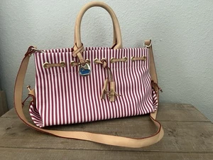 Bolso de Mano Dooney & Bourke Rojo Blanco Rayas Bandolera Correa Casi Como Nuevo Usado en Excelente Condición - Imagen 1 de 16