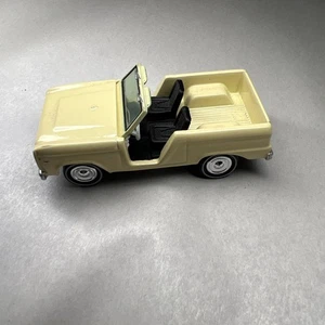 2004 Johnny Lightning Working Class 1966 Ford Bronco Open Top White/Beige 1:64 - Picture 1 of 5