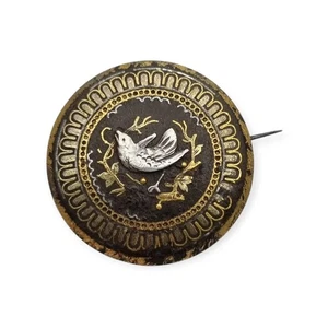 Broche damasquinado oro de Toledo con motivo de pájaro grabado, años 1920. - Foto 1 di 10