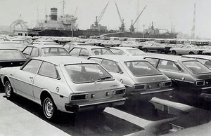 1976 Vintage Photo Toyota Corolla loaded aboard ship to be exported at Yokohama - Picture 1 of 2