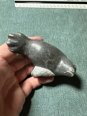 Estatuilla de sello de piedra de jabón tallada inuit de colección firmada Foto 1 de 4
