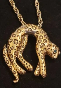 Vtg Bold Green Eyes Leopard Necklace with movable tail Gold-tone. W/Chain - Picture 1 of 11
