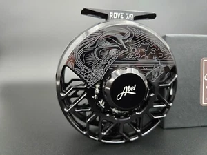 Carrete de mosca Abel Rove 7/9 - Grabado en sal Casey Underwood personalizado negro - Nuevo - Imagen 1 de 4