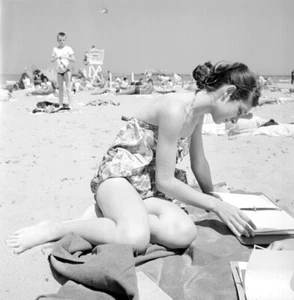 Vintage PINUP Negative 1950s PRETTY BRUNETTE Beach Pose - Bild 1 von 1