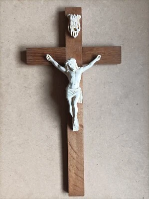 Crucifix mural début XXe siècle - Croix chêne Christ en biscuit - Hauteur 39 cm - Photo 1/4