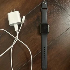 Apple Used Watch Series SE 40mm Black GPS-CELL Unlocked - Zdjęcie 1 z 1