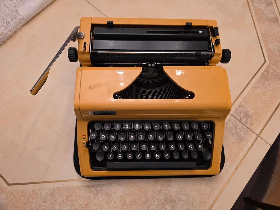 Reiseschreibmaschine Erika - Bild 1 von 1