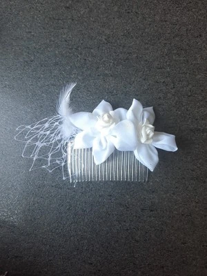 Braut Haarkamm verziert mit Blumen, Feder und Perlen  weiß - Bild 1 von 2