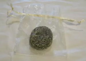 Natürlicher Sorgenstein - schwarz gesprenkelt - mit Tragetasche ~ LBDAF - Bild 1 von 3