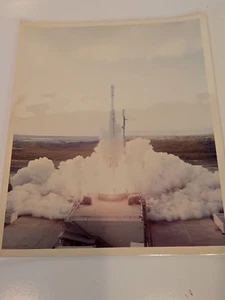 Fotografías originales 8 x 10 de la NASA lanzamiento de cohetes de misiles Thor Delta - Imagen 1 de 2