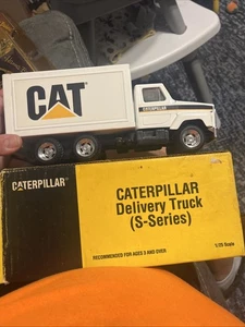 Cat Delivery Truck S-Serie Modell von Ertl, Made in USA, Maßstab 1:25 10" lang - Bild 1 von 10