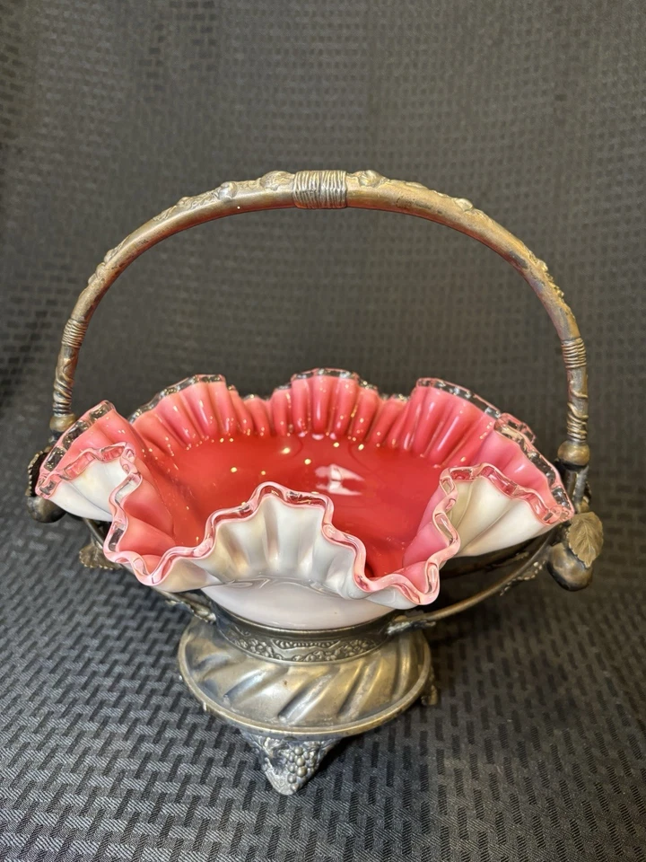 Victorian Brides Metal Frutas Soporte Ornado y Volantes Cuenco de Vidrio Rosa y Blanco Foto 1 de 4