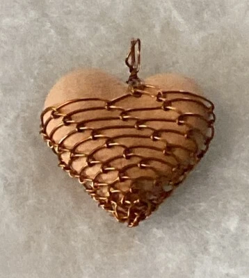 "Colgante corazón envuelto en alambre de cobre naranja vintage hecho a mano 1,25""" Foto 1 de 4