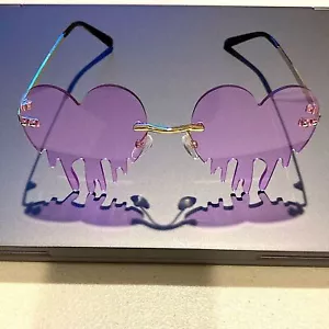 Occhiali da cuore viola gocciolanti. - Foto 1 di 3