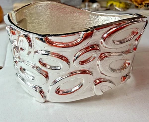 Susan Shaw Armband Manschette silberfarben Metall aufklappbar strukturiert breit Clamper - Bild 1 von 6