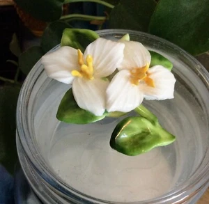 VINTAGE ADDERLEY BROOCH FINE BONE CHINA TRILLIUM FLOWER #C250# π Valentine π - Picture 1 of 12