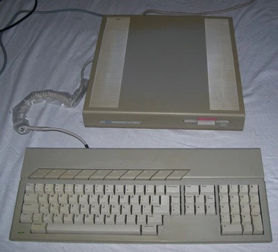 Atari Mega ST 2 Computer & External Keyboard UK English TOS 1.04 4MB Memory - Image 1 of 4