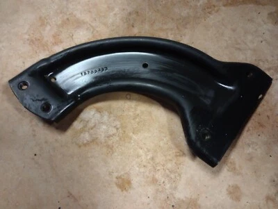 Chevrolet Tahoe/GMC Yukon 2000-2006 soporte guardabarros lado del conductor 15709453 Foto 1 de 3