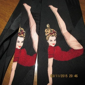 Dame im roten Kleid an schwarzer Krawatte, siehe Bilder, unbekannt wann hergestellt?? - Bild 1 von 4