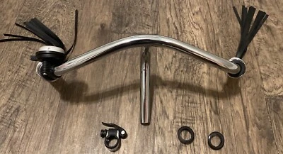 Manillar de triciclo Schwinn Roadster con empuñaduras y borlas, campana + abrazadera y anillos Foto 1 de 4