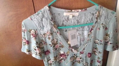 NUEVO CON ETIQUETAS Blusa Rewind Talla S HERMOSA Azul Floral ENCAJE Volantes Corto Slv Verano Top Foto 1 de 4