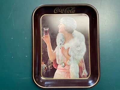 复古(1980 年代? 10 3/4 x 13 1/4 英寸可口可乐钢托盘女士白色狐狸皮草 — 第 1/3 张图片