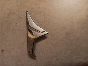 1965 BUICK   EMBLEM   NAMEPLATE BADGE SCRIPT BIRD 1370747 - Imagen 1 de 4