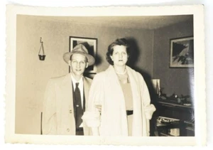 Schwarz-Weiß-Foto eines Paares dort angezogen schöne Abendmode März 1956 - Bild 1 von 2