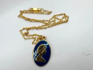 COLLANA CAMMEO TONO ORO VINTAGE SMALTO BLU RITRATTO PENDENTE REGINA ELISABETTA - Foto 1 di 5