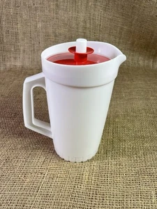 Vintage Tupperware 1 Quart Krug #874 weiß mit rotem Druckknopf Deckel Dichtung - Bild 1 von 6
