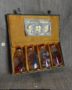 Offriamo un set da collezione di quattro bottiglie di Puffo Cinese, stimate manufa - Foto 1 di 6