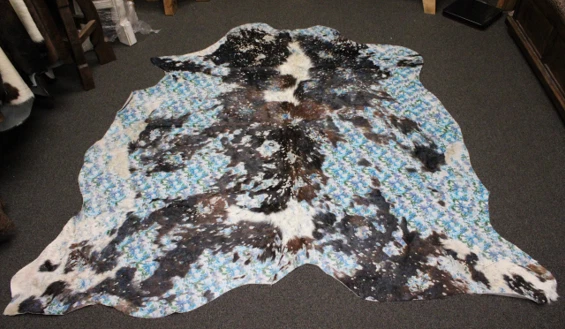 Estampa de flores azuis em couro de vaca tricolor - 85x84 polegadas - Couro de vaca premium - Imagem 1 de 4