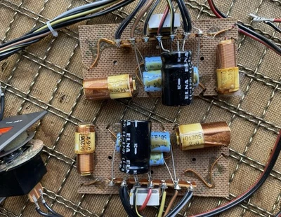 Excelente par (2) cruces de tres altavoces de 3 vías Mitsubishi DS-181W Foto 1 de 4