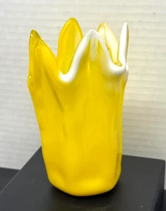 Vaso in vetro soffiato artistico vorticoso tirato giallo bianco 6 punte 6 1/2" - Foto 1 di 11