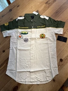 Disney Pixar Up Wilderness Explorer geknöpftes T-Shirt Small Unisex Kostüm Neu mit Etikett - Bild 1 von 10