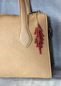 DIJE ROJO CON CUENTAS PARA BOLSO MONEDERO BOLSO MOCHILA TONO DORADO BOLSO CON CUENTAS ENCANTO - Imagen 1 de 5