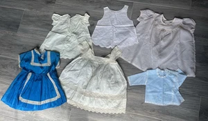 Konvolut 6 antike Baby-/Puppenkleidung Kleider aus Baumwolle verschiedene Größen 20er - 40er Jahre - Bild 1 von 24