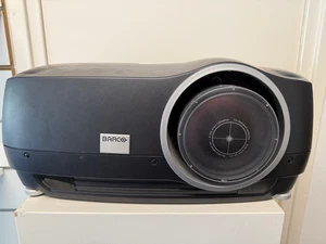 Barco F32 WUXGA VizSim Bright DLP Projector – High-End Sim/Pro Display - Zdjęcie 1 z 4