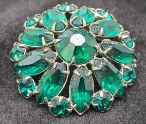 KRAMER OF NEW YORK GREEN RHINESTONE BROOCH PIN 1" ACROSS - Picture 1 of 5