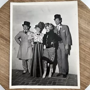 Foto de prensa de colección Hollywood negro blanco 8x10 un cuarteto en la fiesta gay noventa - Imagen 1 de 8