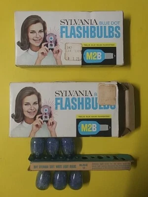 18 M2B Sylvania Blue Dot Flashbulbs Vintage Original Box USA 1.5 Boxes (1 New) - Image 1 of 2