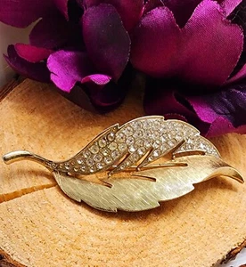 Vintage Stylish Leaf Gold Tone Half Brushed Texture Half Clear Crystals Brooch - Picture 1 of 3