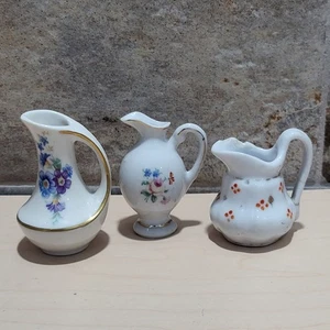 Brocche in porcellana miniatura disegni floreali bordo oro set di 3 - Foto 1 di 11