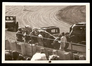 sc18 1930 STOCK CAR Dirt Track Race APILE-UP Naufragio ORIGINAL 12 de agosto 1956 Foto - Imagen 1 de 1