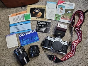 Schöne Canon AE-1 analoge Spiegelreflexkamera schwarz mit Tasche, 2 Objektiven, Handbüchern, Blitz & mehr! - Bild 1 von 24