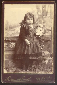 CARTE CABINET USA, Sivain o Bridle à Philadelphia, Fillette à la poupée c.1888 - Picture 1 of 1