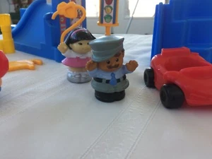 Little People Lot Stühle Auto Stoppschild 2 Offiziere 1 Mädchen Schaukel Absperrung Oldtimer - Bild 1 von 11